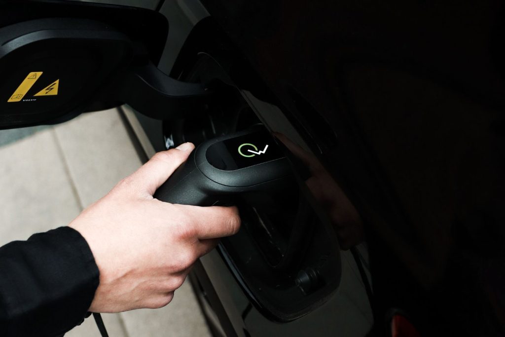 Od czego zależy moc i czas ładowania auta elektrycznego